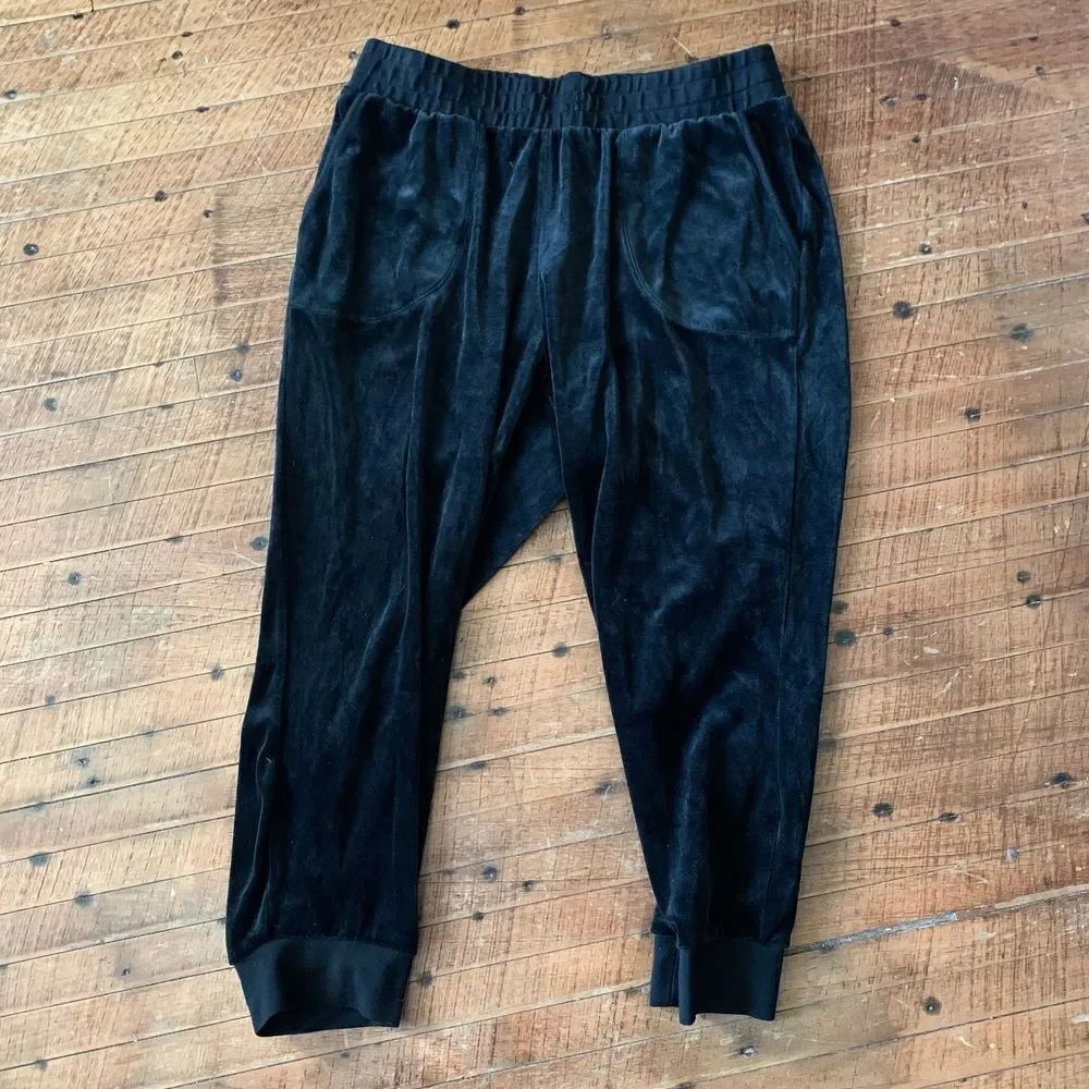 Torrid 0/L black velour loungewear cropped joggers